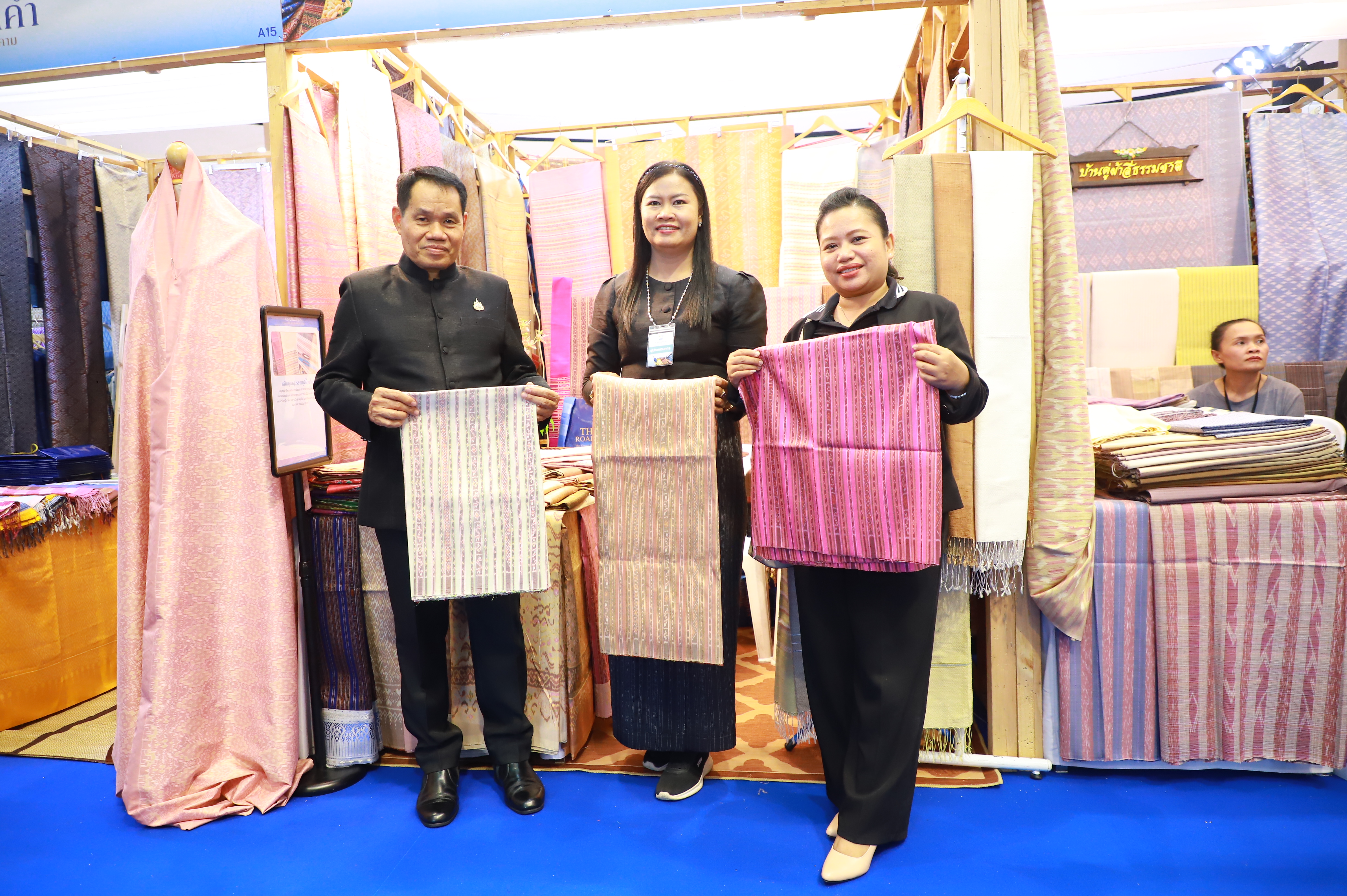 title - ส.ป.ก. ร่วมพิธีเปิดงานหม่อนไหมสัญจร ณ กรุงเทพมหานครและจังหวัดนนทบุรี ครั้งที่ 1 ชูนโยบาย ตลาดนำการผลิต เพิ่มช่องทางจำหน่าย สร้างรายได้เกษตรกร